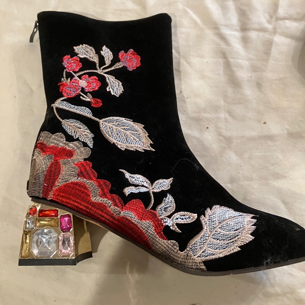 Black red flower rhinestone heel size 10 boots